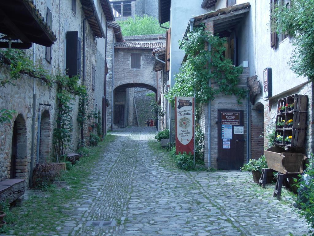 La Locanda del Borgo Torrechiara Exterior foto